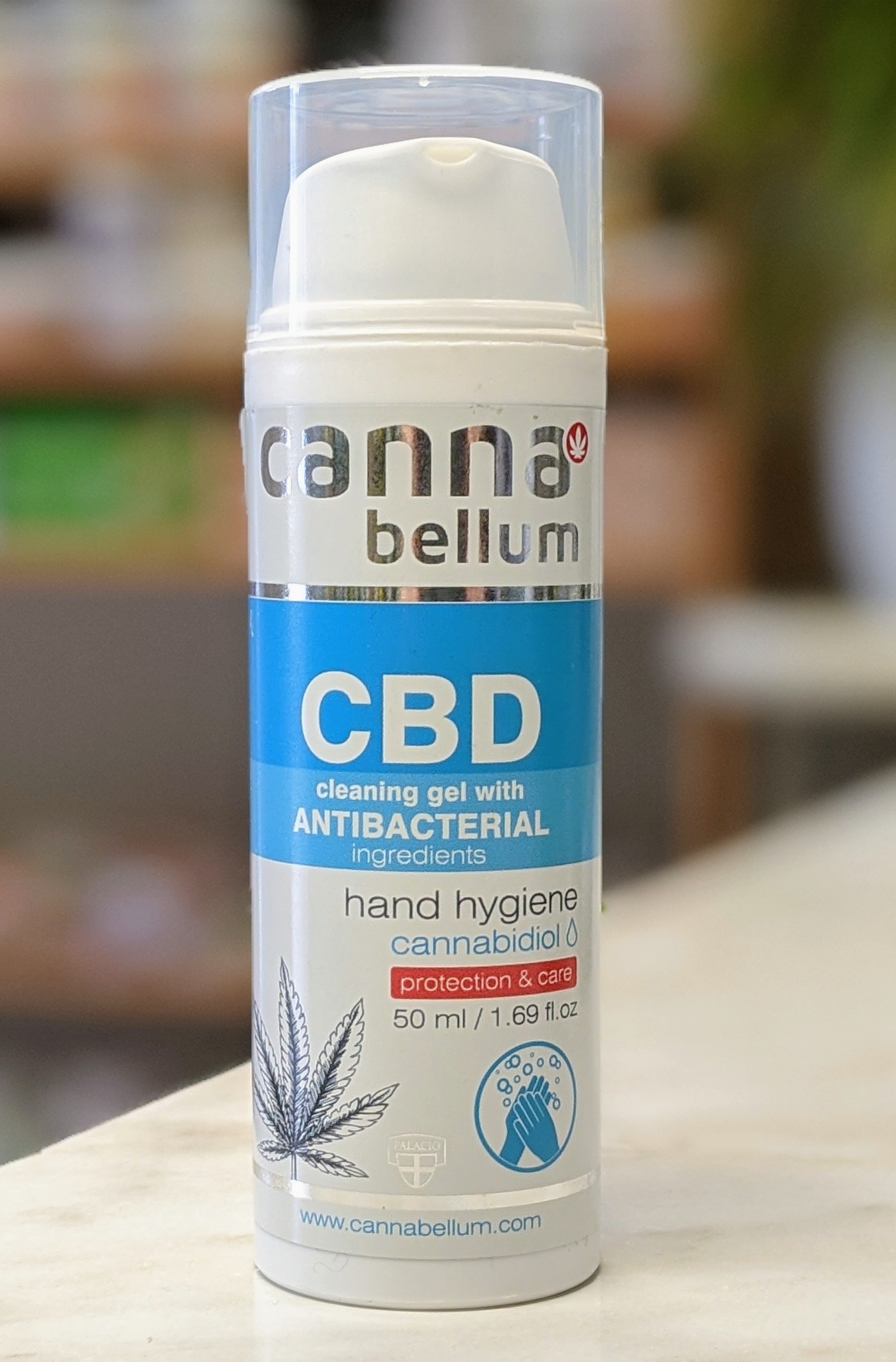 Gel limpiador de manos con ingredientes antibacterianos y CBD | Palacio